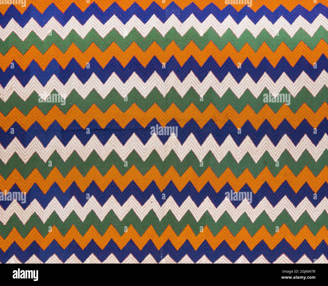 Detalle de una tela tejida llamada una zut de Almolonga, Guatemala. Los diseños incluyen brocado de trama supplemenary de zigzags multicolores. Toques de la decoración ikat en la tela de tierra Foto de stock