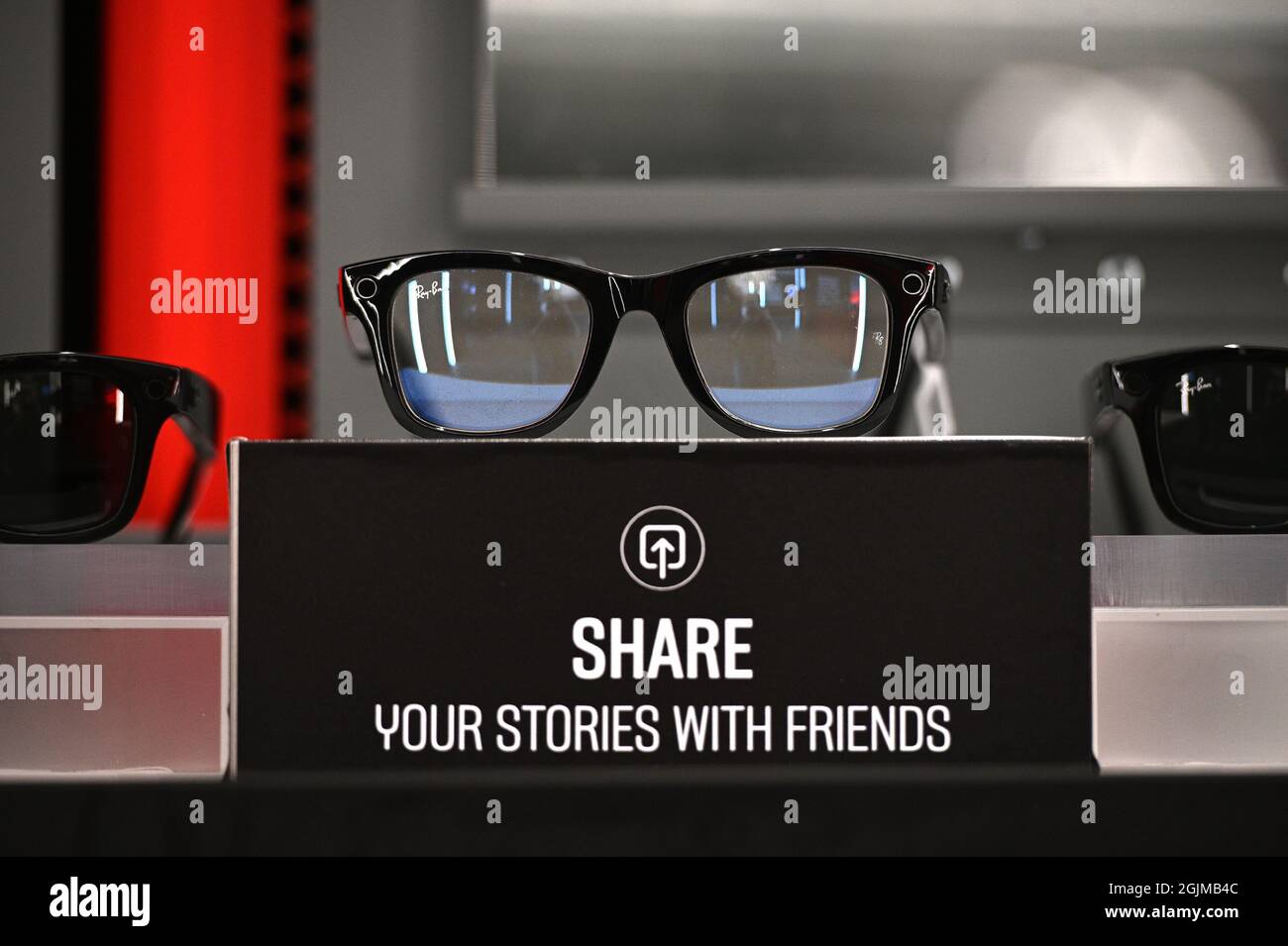 Ciudad de Nueva York, Estados Unidos. 10th de Sep de 2021. Un par de gafas  con cámara Ray-Ban “Stories” equipadas con tecnología de Facebook que se  exhiben en una tienda de Ray-Ban