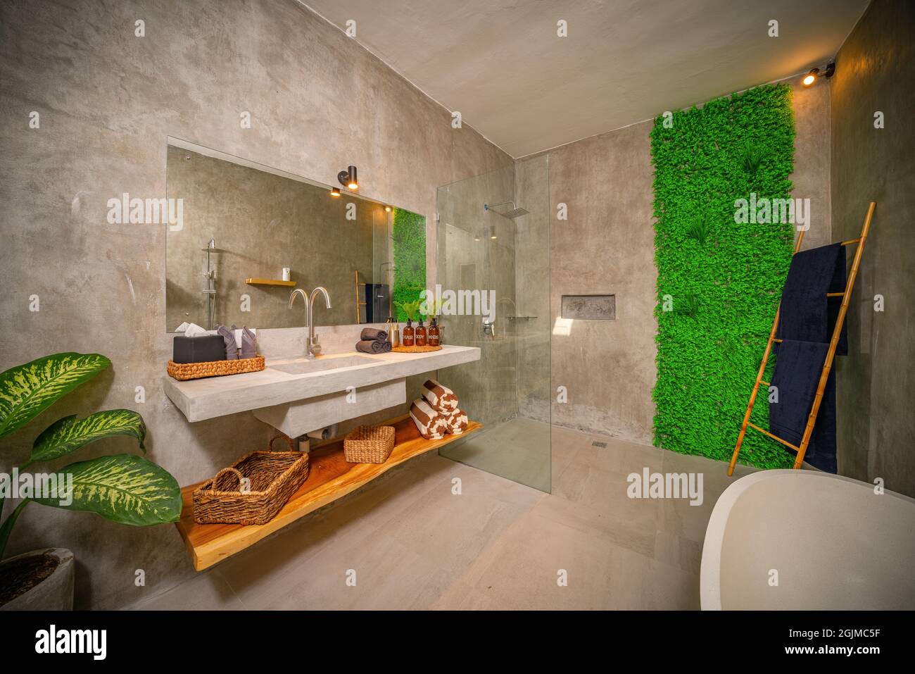 Cuarto de baño de lujo con hormigón pulido en las paredes y PVC en el  suelo. Baño moderno con paredes de cemento pulido Fotografía de stock -  Alamy