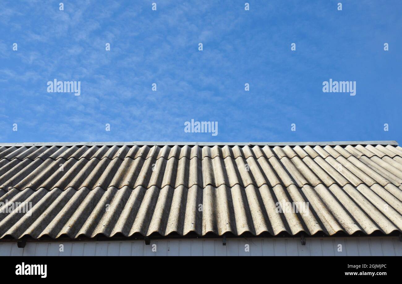 Desmontaje del techo de amianto. Construcción de techos de casas de asbesto  Fotografía de stock - Alamy