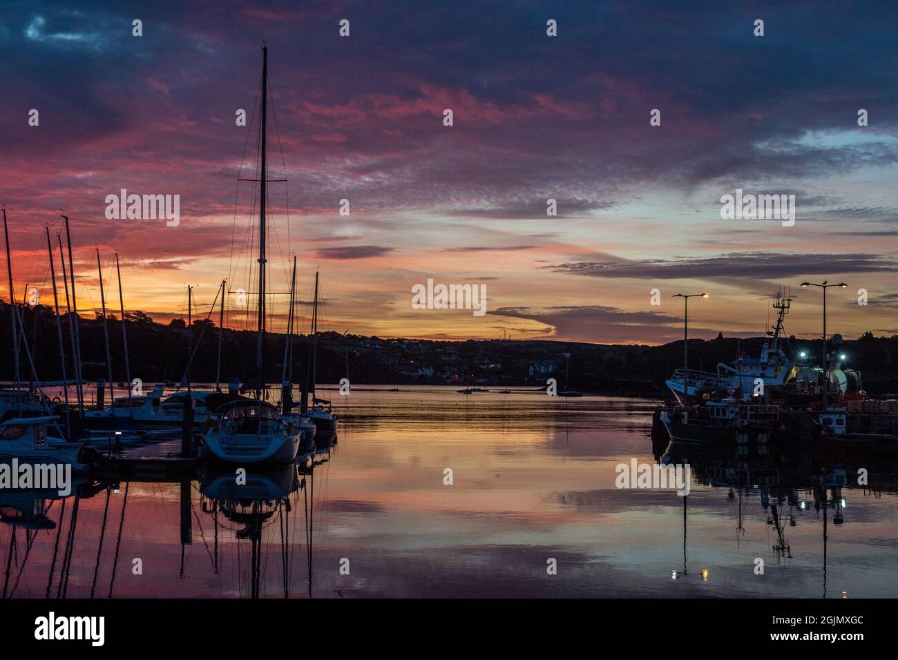 Kinsale, West Cork, Irlanda. 11th de Sep de 2021. El sol se levanta sobre Kinsale en el 20th aniversario de los ataques terroristas de 9/11 en América. Durante los ataques, 2.977 personas fueron asesinadas en los ataques terroristas más letales de la historia mundial. Crédito: AG News/Alamy Live News Foto de stock