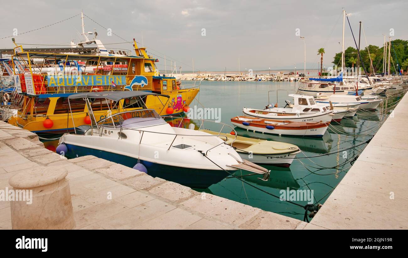 CRIKVENICA, CROACIA - 26 de julio de 2021: Barcos en el puerto deportivo de Crikvenica amarrados a los muelles o Foto de stock