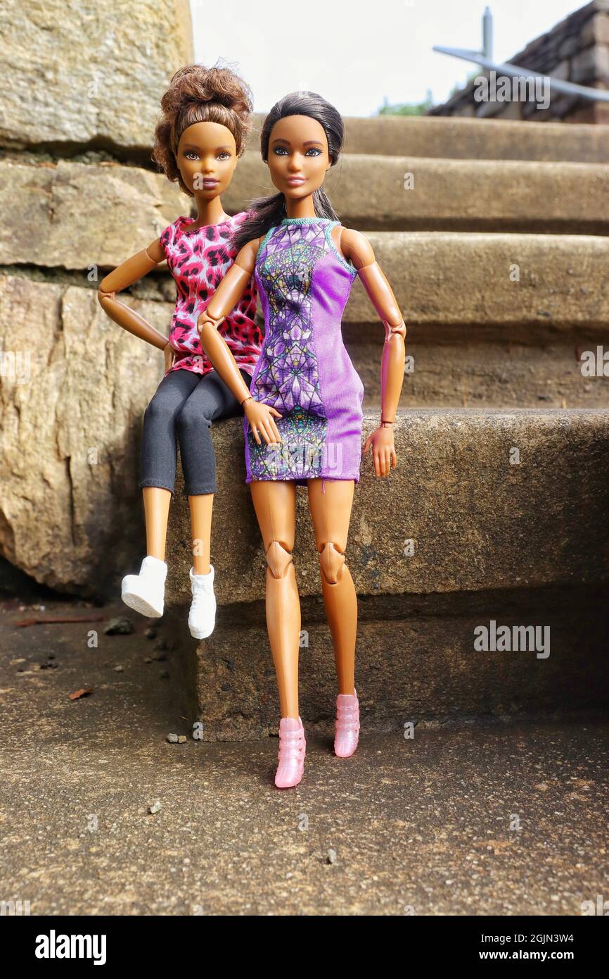 GREENVILLE, ESTADOS UNIDOS - 16 de agosto de 2021: un primer plano de las  muñecas Barbie de piel oscura morena con ropa de moda Fotografía de stock -  Alamy
