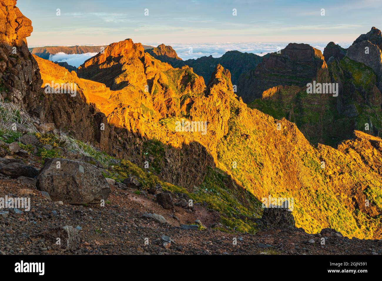 Paisaje de montaña al amanecer, Madeira. Foto de stock