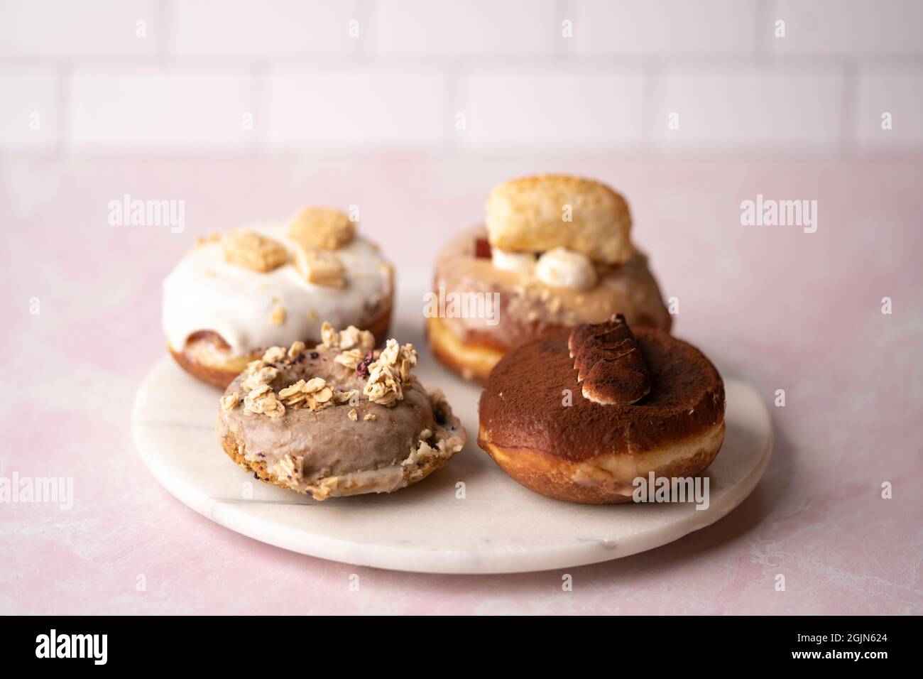 Varios tipos de donuts en un plato de mármol, comida Foto de stock