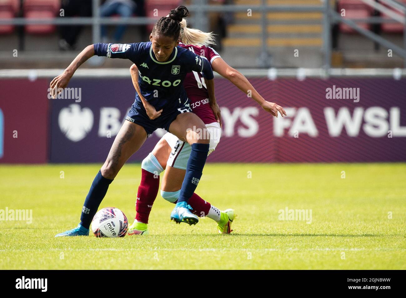 Londres, Reino Unido. 11th de septiembre de 2021. El Aston Villa's Eliseo N'Dow toba con Adriana Leon. Barclays FA Super League West Ham - Mujer contra Aston Villa. Crédito: Liam Asman/Alamy Live News Foto de stock