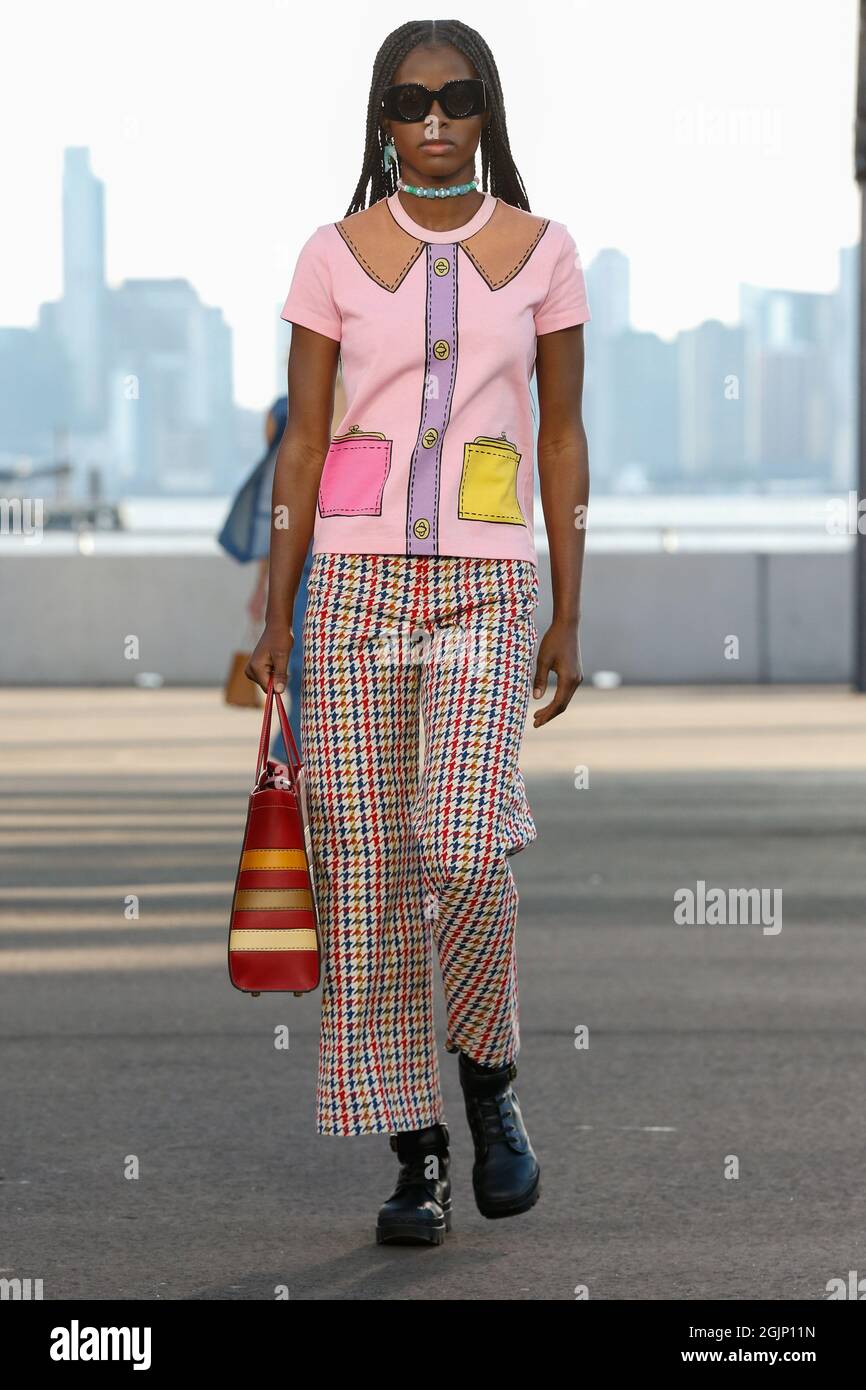 Raza humana Bastante alondra Modelo camina por la pista en el show de moda Coach durante la  Primavera/Verano 2022 Colecciones Fashion Show en Nueva York Fashion Week  en Nueva York, NY el 10 de septiembre de