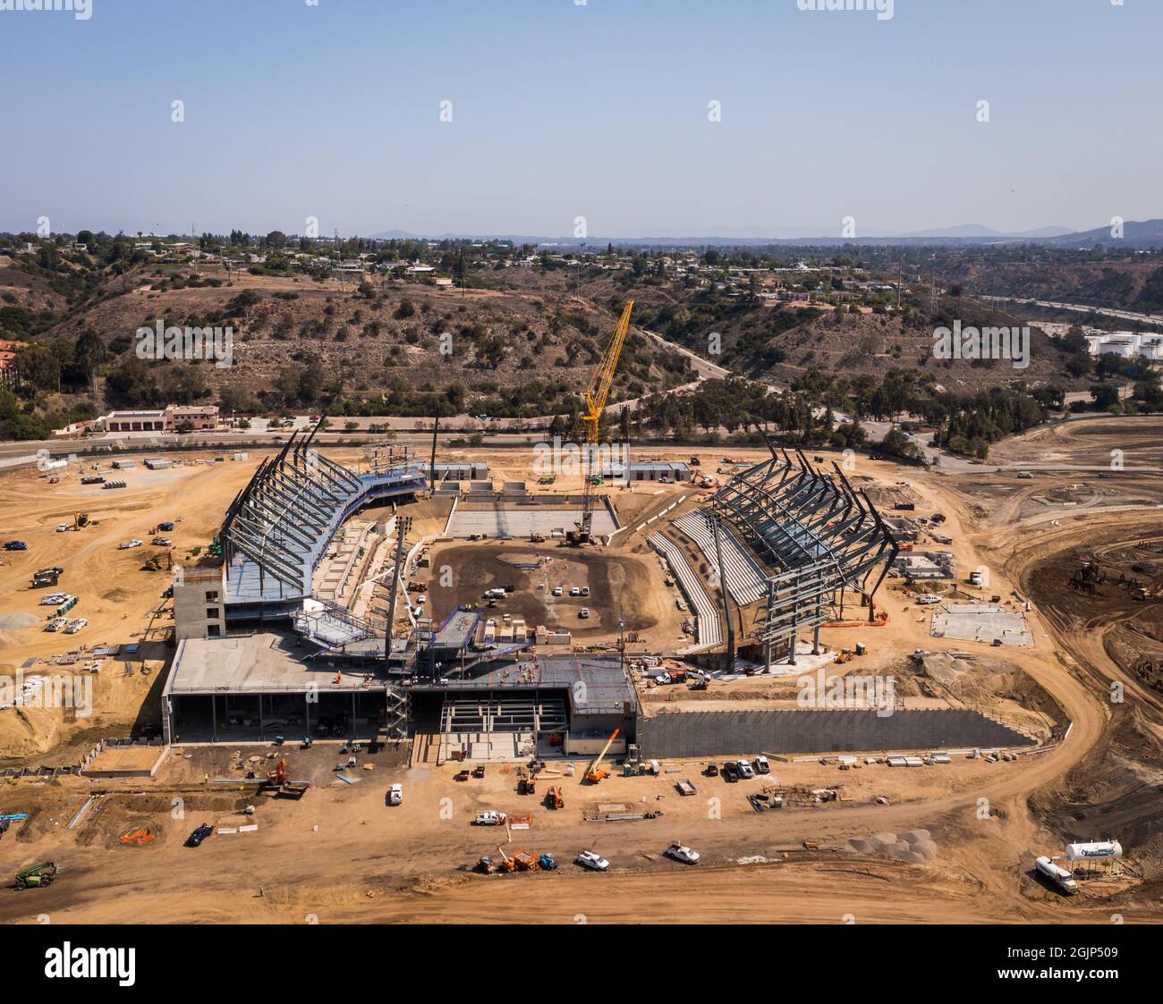 Vista aérea de los equipos de construcción construyendo un nuevo estadio en San Diego. Foto de stock