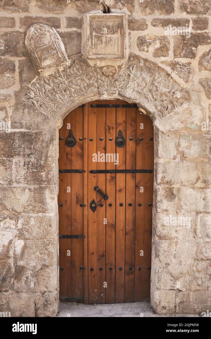 Puerta de madera de hierro forjado en una calle de la ciudad de Oriente  Medio Fotografía de stock - Alamy