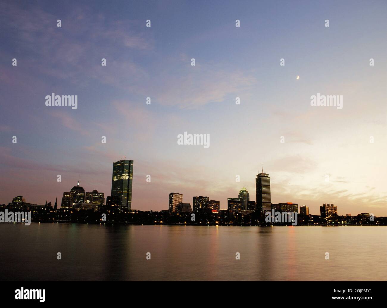 Horizonte de Boston al atardecer desde el río Charles Foto de stock