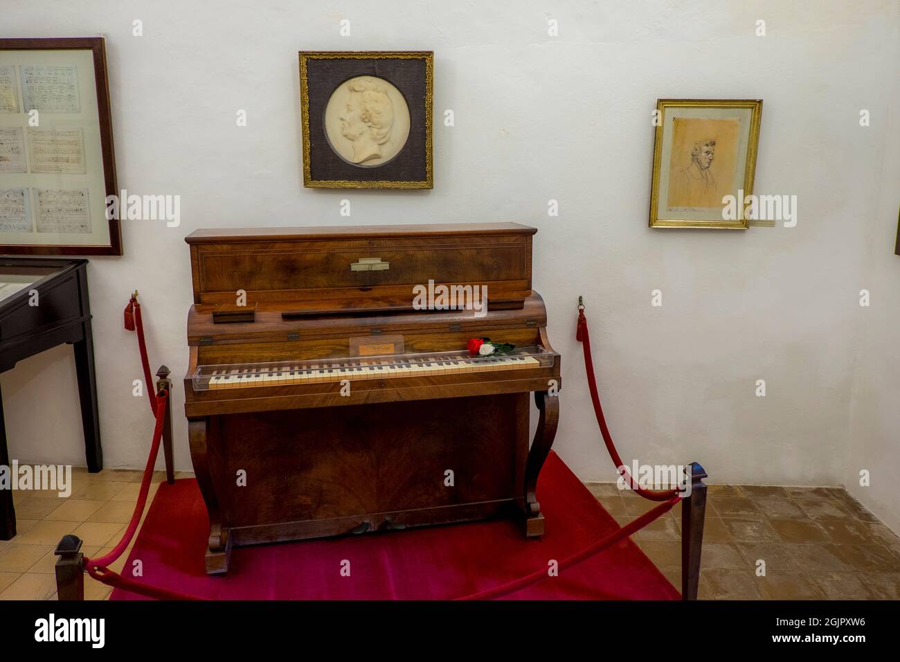 El piano Pleyel original de Chopin en la celda monástica donde pasó el  invierno de 1838, Valldemossa, Mallorca, España Fotografía de stock - Alamy