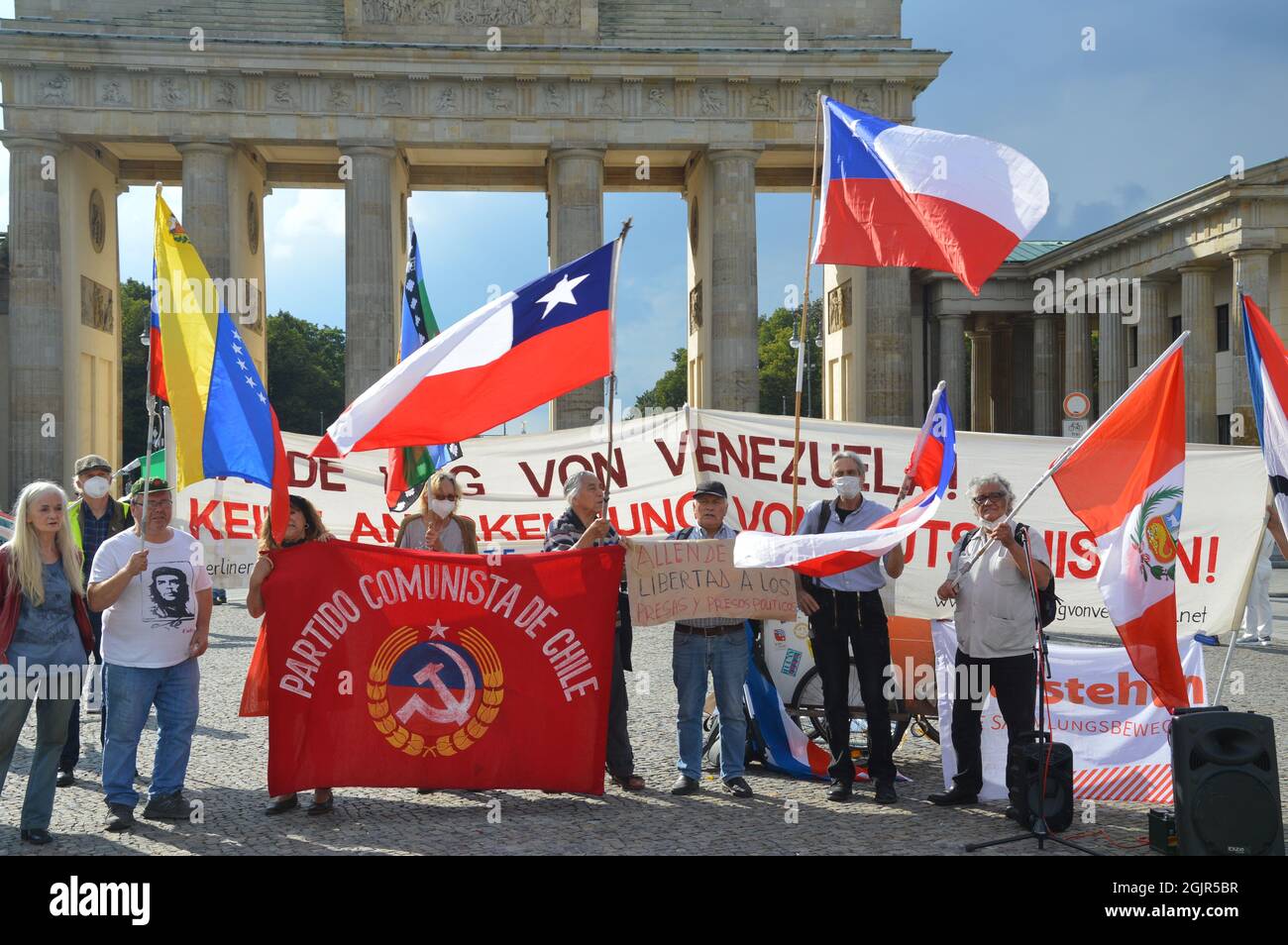 48th aniversario del golpe militar en Chile - Demostración en la plaza  Pariser Platz frente a la Puerta de Brandenburgo en Berlín, Alemania - 11  de septiembre de 2021 Fotografía de stock - Alamy