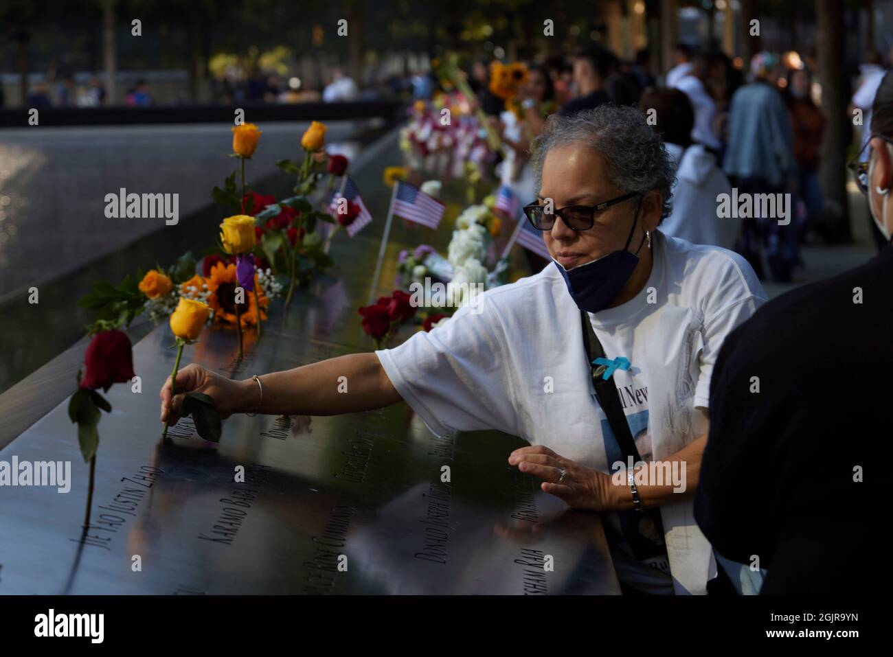 Nueva York, Nueva York. 11th de Sep de 2021. Víctimas Los miembros de la familia, los primeros respondedores y el público conmemoran los ataques terroristas de 9/11 en el Monumento Nacional de Septiembre en el 20th aniversario del ataque terrorista del 11 de septiembre de 2001 contra el World Trade Center y el Pentágono en Nueva York, Nueva York, el sábado 11 de septiembre de 2021. Crédito: Allan Tannenbaum para CNP/dpa/Alamy Live News Foto de stock