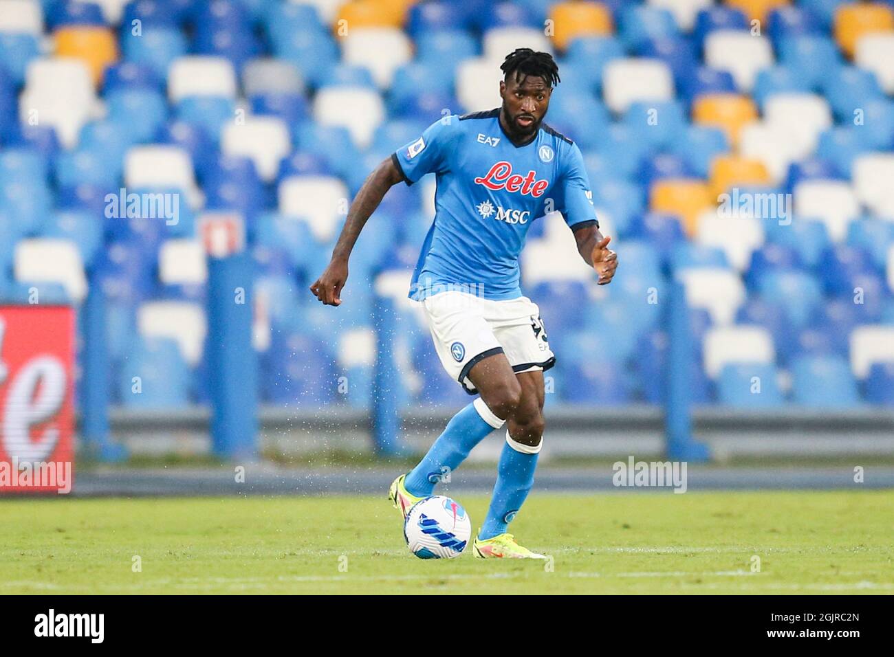 El Delantero Camerunes Del Ssc Napoli Andre Zambo Anguissa Controla El Balon Durante El Partido De Futbol Serie A Entre El Ssc Napoli Y El Juventus Fc En El Estadio Diego Armando