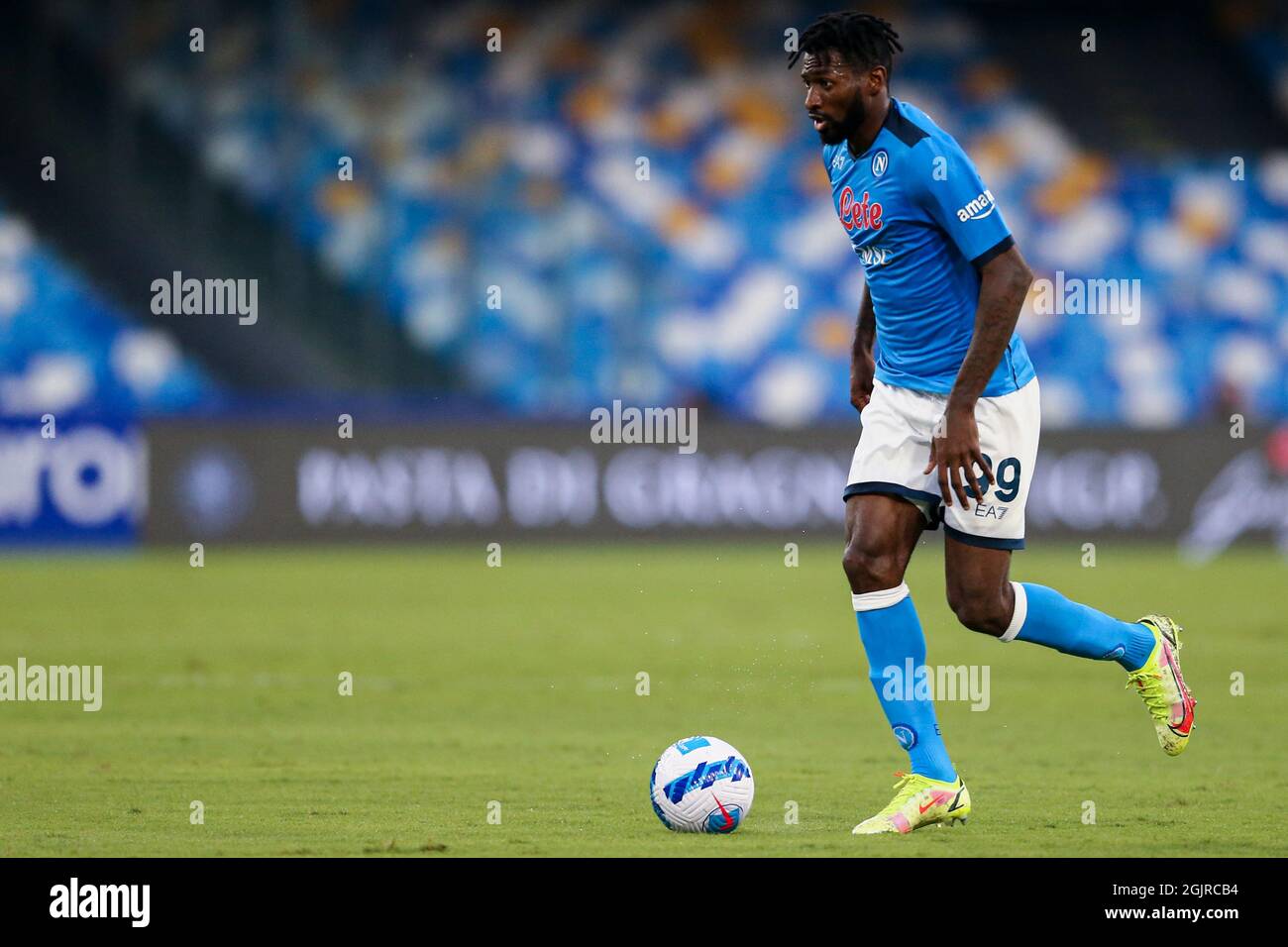 El Delantero Camerunes Del Ssc Napoli Andre Zambo Anguissa Controla El Balon Durante El Partido De Futbol Serie A Entre El Ssc Napoli Y El Juventus Fc En El Estadio Diego Armando