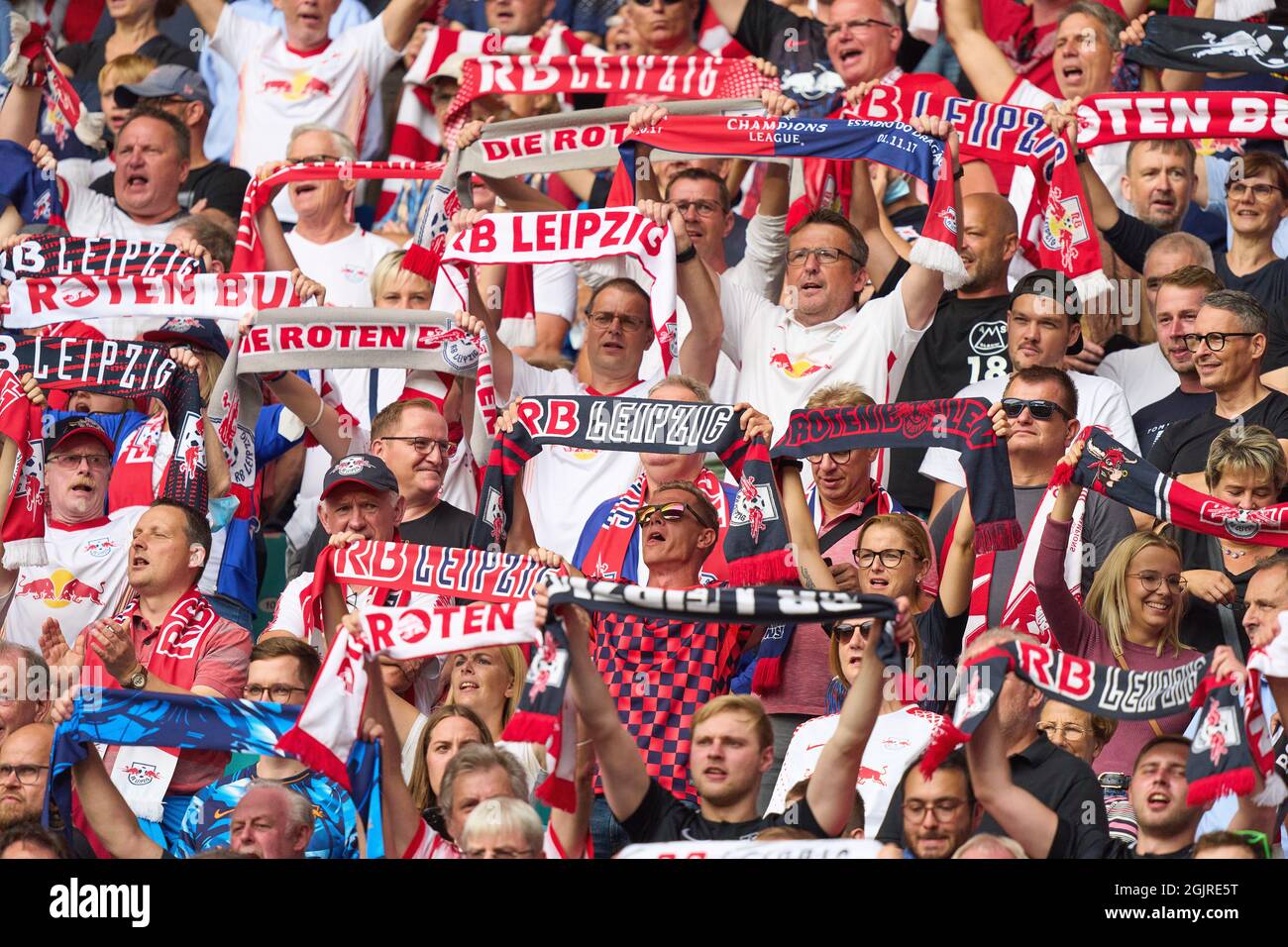 RB Fans in the match RB LEIPZIG - FC BAYERN MUENCHEN 1-4 1.German Football League el 11 de septiembre de 2021 en Leipzig, Alemania. Temporada 2021/2022, día de partido 4, 1.Bundesliga, FCB, München, 4.Spieltag. © Peter Schatz / Alamy Live News - LAS REGULACIONES de DFL PROHÍBEN CUALQUIER USO DE FOTOGRAFÍAS como SECUENCIAS DE IMÁGENES y/o CUASI-VIDEO - Foto de stock