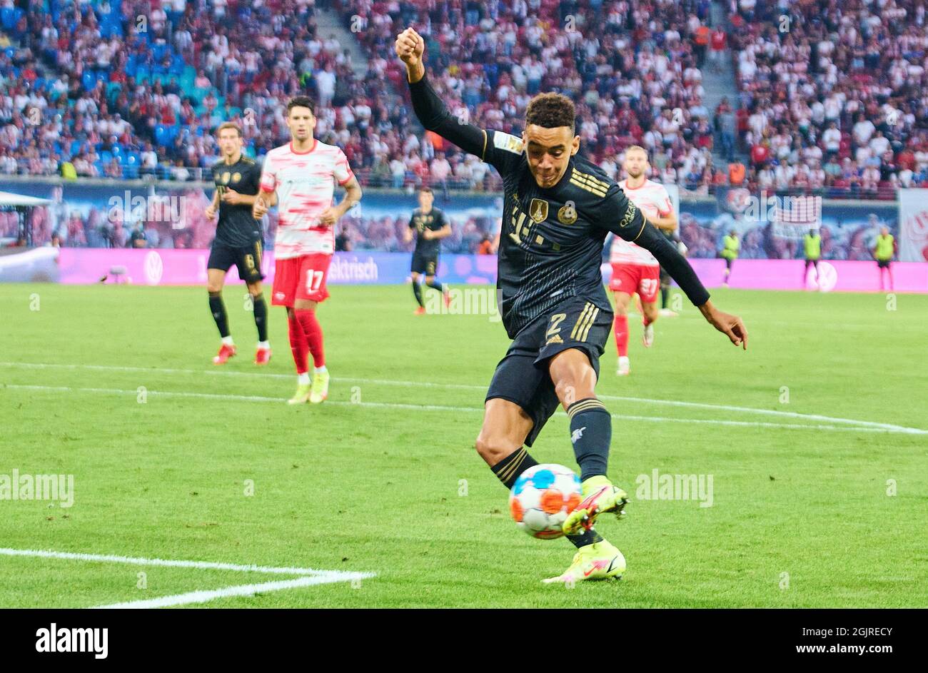 Jamal MUSTIALA, FCB 42 puntuaciones, Shoots Goal , Tor, Treffer, 0-3, volley en el partido RB LEIPZIG - FC BAYERN MUENCHEN 1-4 1.German Football League el 11 de septiembre de 2021 en Leipzig, Alemania. Temporada 2021/2022, día de partido 4, 1.Bundesliga, FCB, München, 4.Spieltag. © Peter Schatz / Alamy Live News - LAS REGULACIONES de DFL PROHÍBEN CUALQUIER USO DE FOTOGRAFÍAS como SECUENCIAS DE IMÁGENES y/o CUASI-VIDEO - Foto de stock