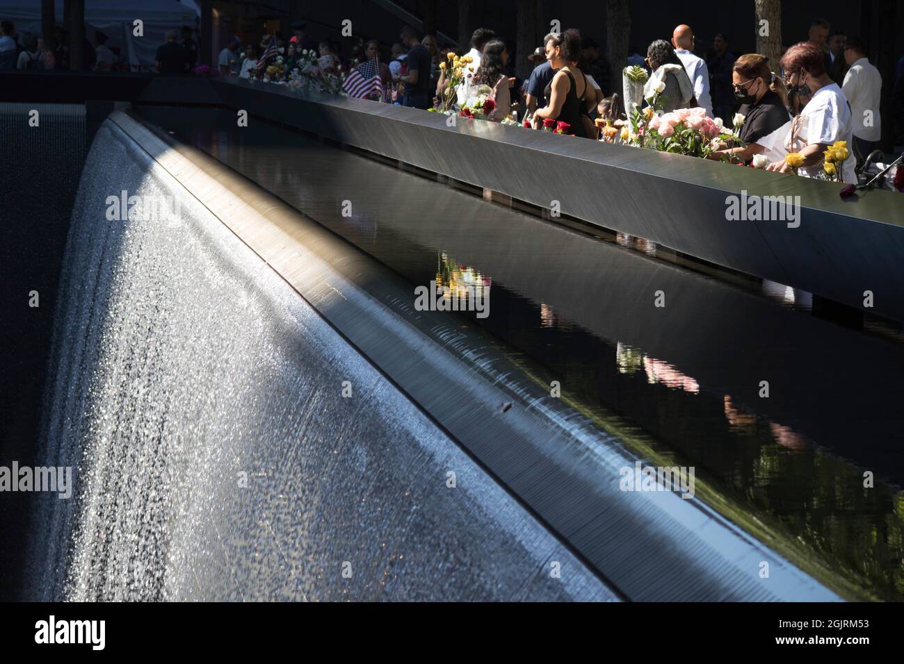 Nueva York, Nueva York. 11th de Sep de 2021. Las víctimas, los miembros de la familia, los primeros respondedores y el público conmemoran los ataques terroristas de 9/11 en el Monumento Nacional de Septiembre en el 20th aniversario del ataque terrorista del 11 de septiembre de 2001 contra el World Trade Center y el Pentágono en Nueva York, Nueva York, el sábado 11 de septiembre de 2021. Crédito: Allan Tannenbaum para CNP/dpa/Alamy Live News Foto de stock