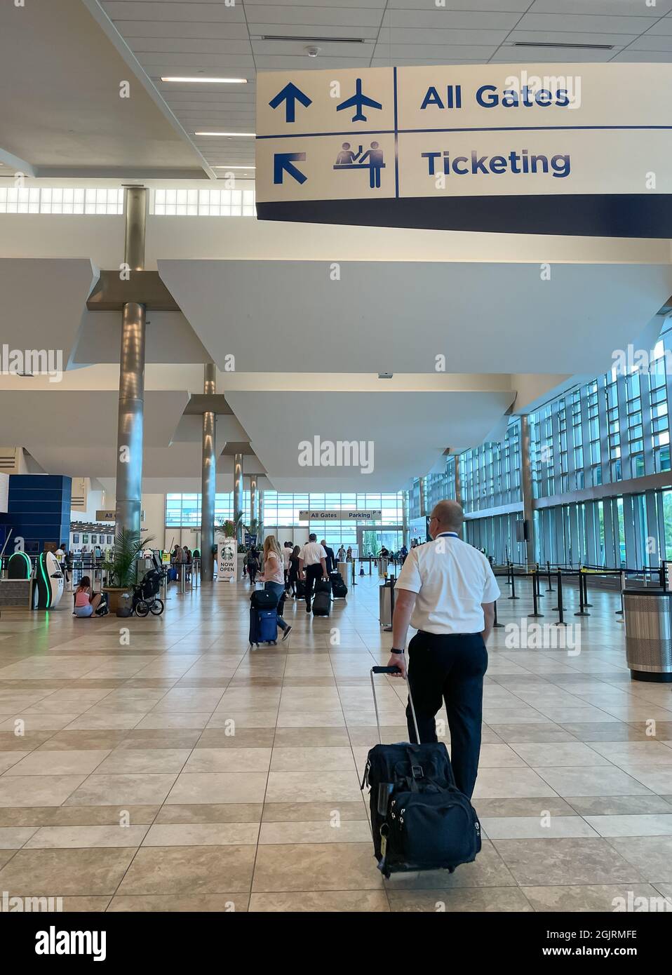 Myrtle Beach, SC Estados Unidos - 3 de septiembre de 2021: Vista interior  del Aeropuerto Internacional de Myrtle Beach con asistentes de vuelo y  clientes que pasan Fotografía de stock - Alamy