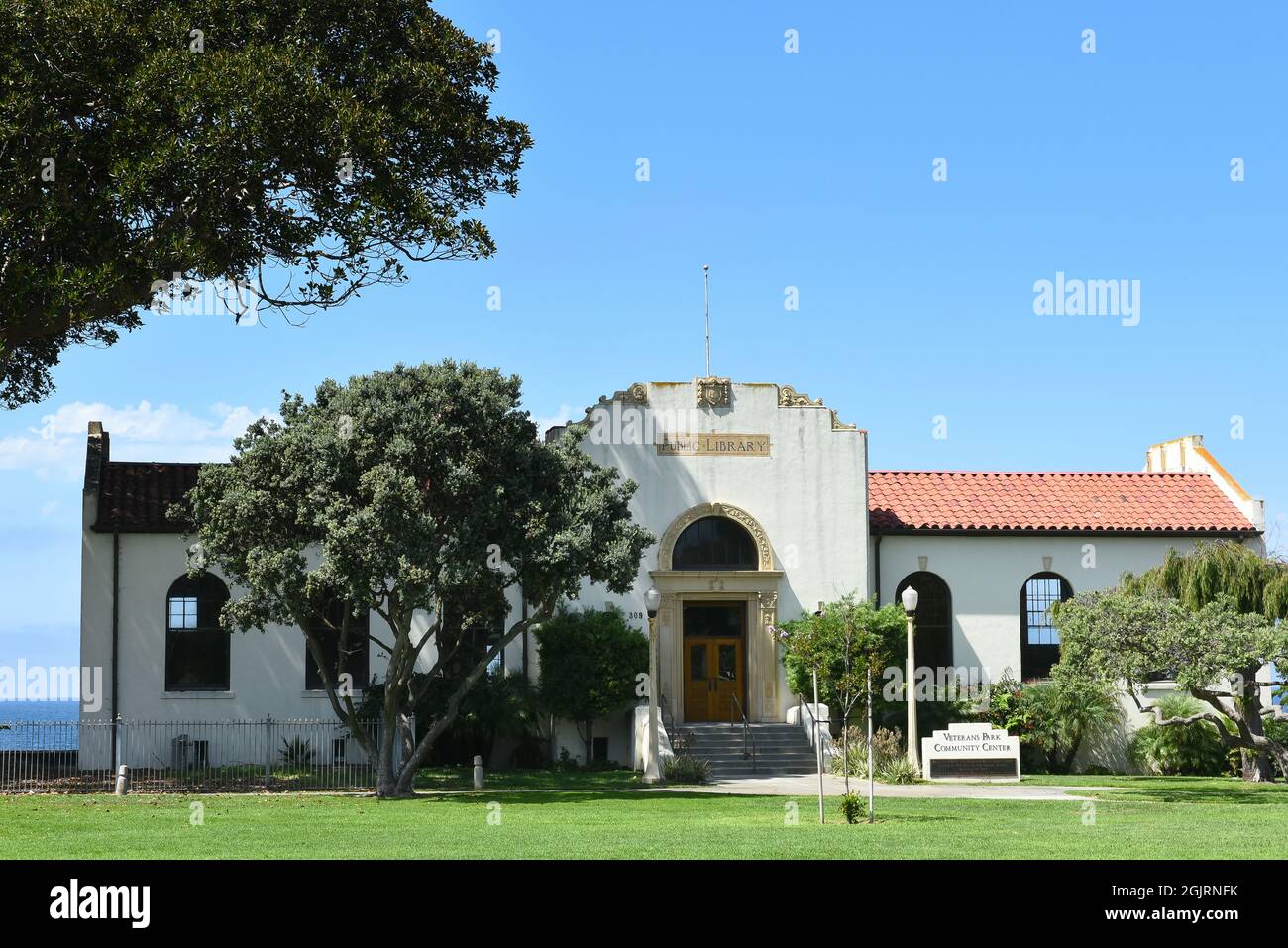 REDONDO BEACH, CALIFORNIA - 10 SEP 2021: Centro Comunitario en Veterans Memorial Park, en el Edificio de la Biblioteca Vieja. Foto de stock