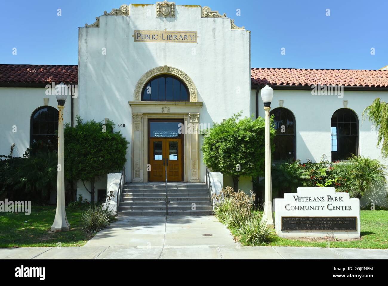 REDONDO BEACH, CALIFORNIA - 10 DE SEPTIEMBRE de 2021: El Veterans Park Community Center en el edificio de la biblioteca antigua. Foto de stock