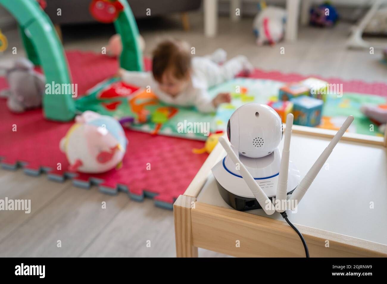 Cámara de vigilancia de vigilancia de bebés viendo a niños de 5 meses  jugando solos en casa Fotografía de stock - Alamy