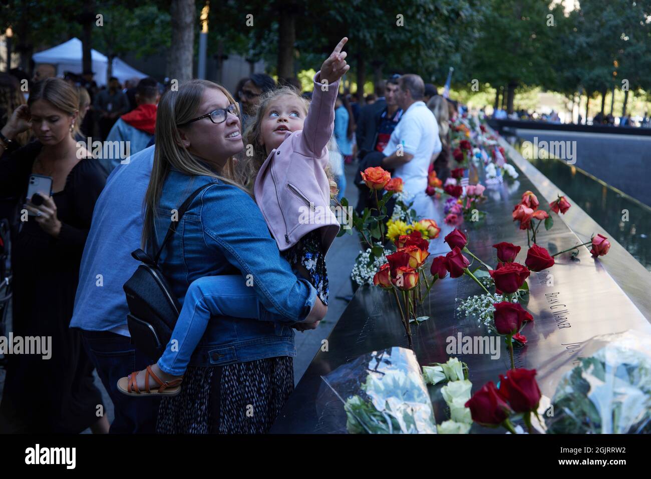 Nueva York, Nueva York. 11th de Sep de 2021. Las víctimas, los miembros de la familia, los primeros respondedores y el público conmemoran los ataques terroristas de 9/11 en el Monumento Nacional de Septiembre en el 20th aniversario del ataque terrorista del 11 de septiembre de 2001 contra el World Trade Center y el Pentágono en Nueva York, Nueva York, el sábado 11 de septiembre de 2021. Crédito: Allan Tannenbaum para CNP/dpa/Alamy Live News Foto de stock