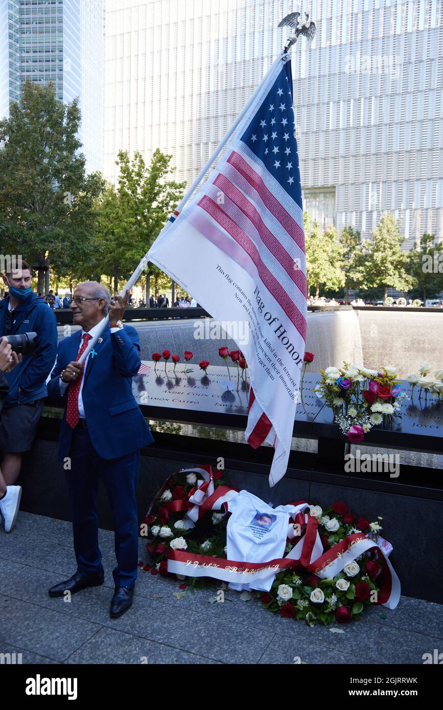 Nueva York, Nueva York. 11th de Sep de 2021. Las víctimas, los miembros de la familia, los primeros respondedores y el público conmemoran los ataques terroristas de 9/11 en el Monumento Nacional de Septiembre en el 20th aniversario del ataque terrorista del 11 de septiembre de 2001 contra el World Trade Center y el Pentágono en Nueva York, Nueva York, el sábado 11 de septiembre de 2021. Crédito: Allan Tannenbaum para CNP/dpa/Alamy Live News Foto de stock