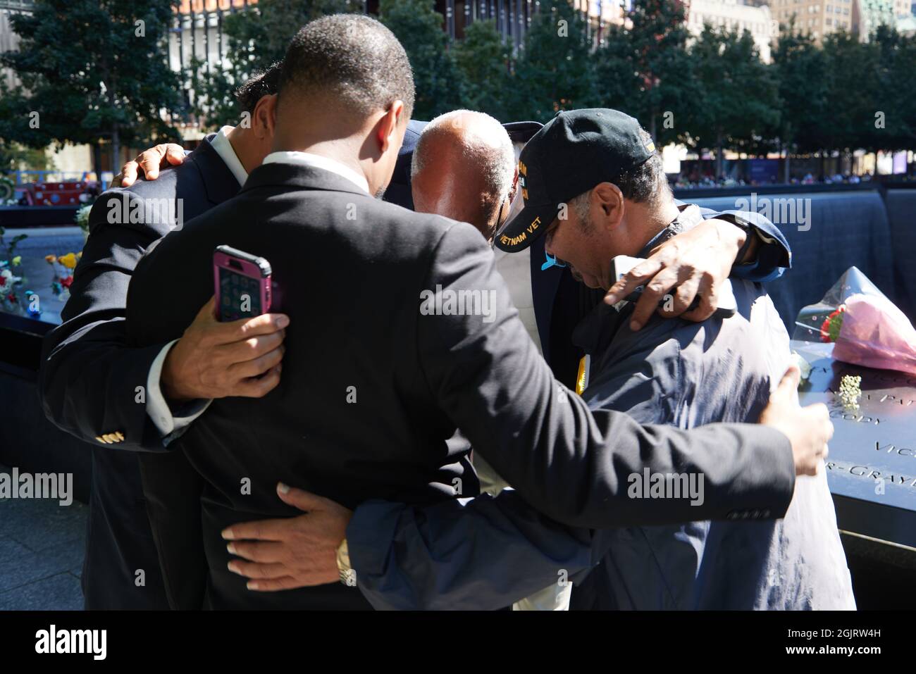 Las víctimas, los miembros de la familia, los primeros respondedores y el público conmemoran los ataques terroristas de 9/11 en el Monumento Nacional de Septiembre en el 20th aniversario del ataque terrorista del 11 de septiembre de 2001 contra el World Trade Center y el Pentágono en Nueva York, Nueva York, el sábado 11 de septiembre de 2021.Crédito: Allan Tannenbaum para CNP/MediaPunch Foto de stock