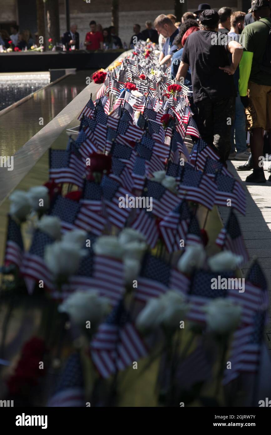 Las víctimas, los miembros de la familia, los primeros respondedores y el público conmemoran los ataques terroristas de 9/11 en el Monumento Nacional de Septiembre en el 20th aniversario del ataque terrorista del 11 de septiembre de 2001 contra el World Trade Center y el Pentágono en Nueva York, Nueva York, el sábado 11 de septiembre de 2021.Crédito: Allan Tannenbaum para CNP/MediaPunch Foto de stock