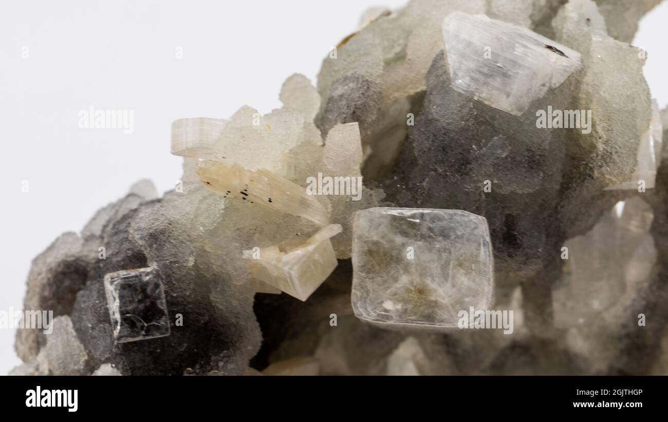 muestra mineral de apophyllita, stilbita, calcedonia en matriz Foto de stock