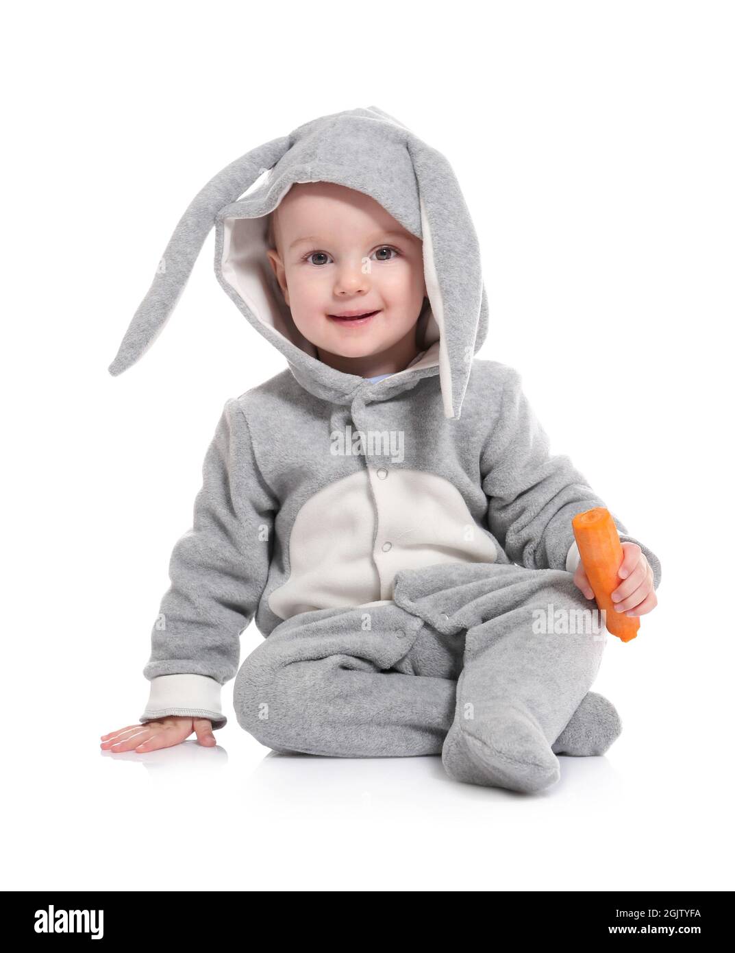 Lindo bebé en de conejo con zanahoria sobre fondo blanco Fotografía de - Alamy