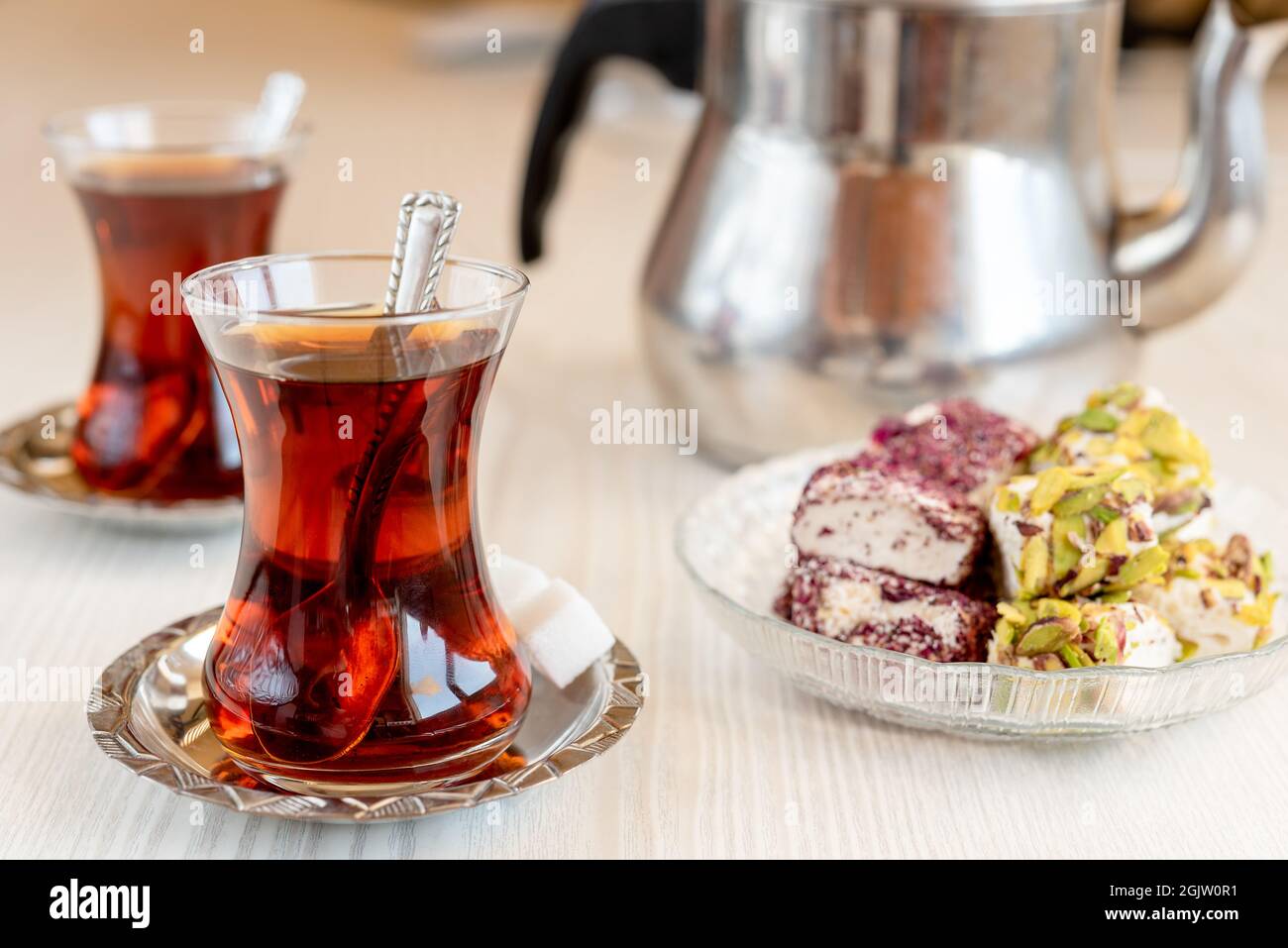 Tetera turca con un vaso de té Fotografía de stock - Alamy