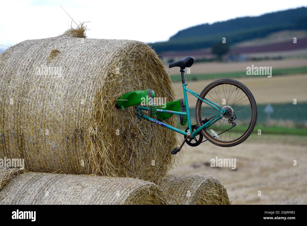 Una bicicleta y botas de agua salidos de los fardos de heno a lo largo de  la octava etapa de la AJ Bell Tour de Gran Bretaña desde Stonehaven a  Aberdeen. Fecha