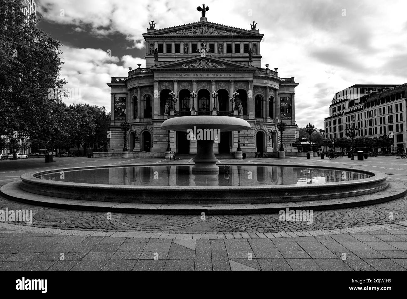 Vista frontal del antiguo edificio de la ópera al amanecer en Frankfurt Foto de stock