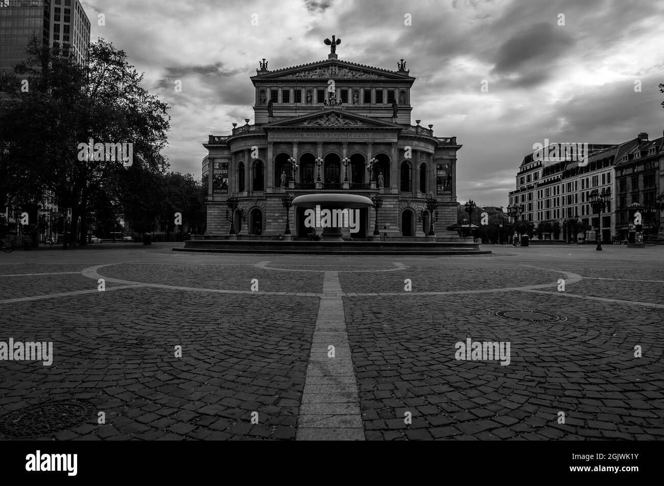 Vista frontal del antiguo edificio de la ópera al amanecer en Frankfurt Foto de stock