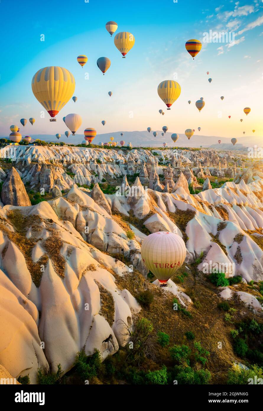 Globos aerostáticos volando por encima de Cappadocia, Turquía Fotografía de  stock - Alamy
