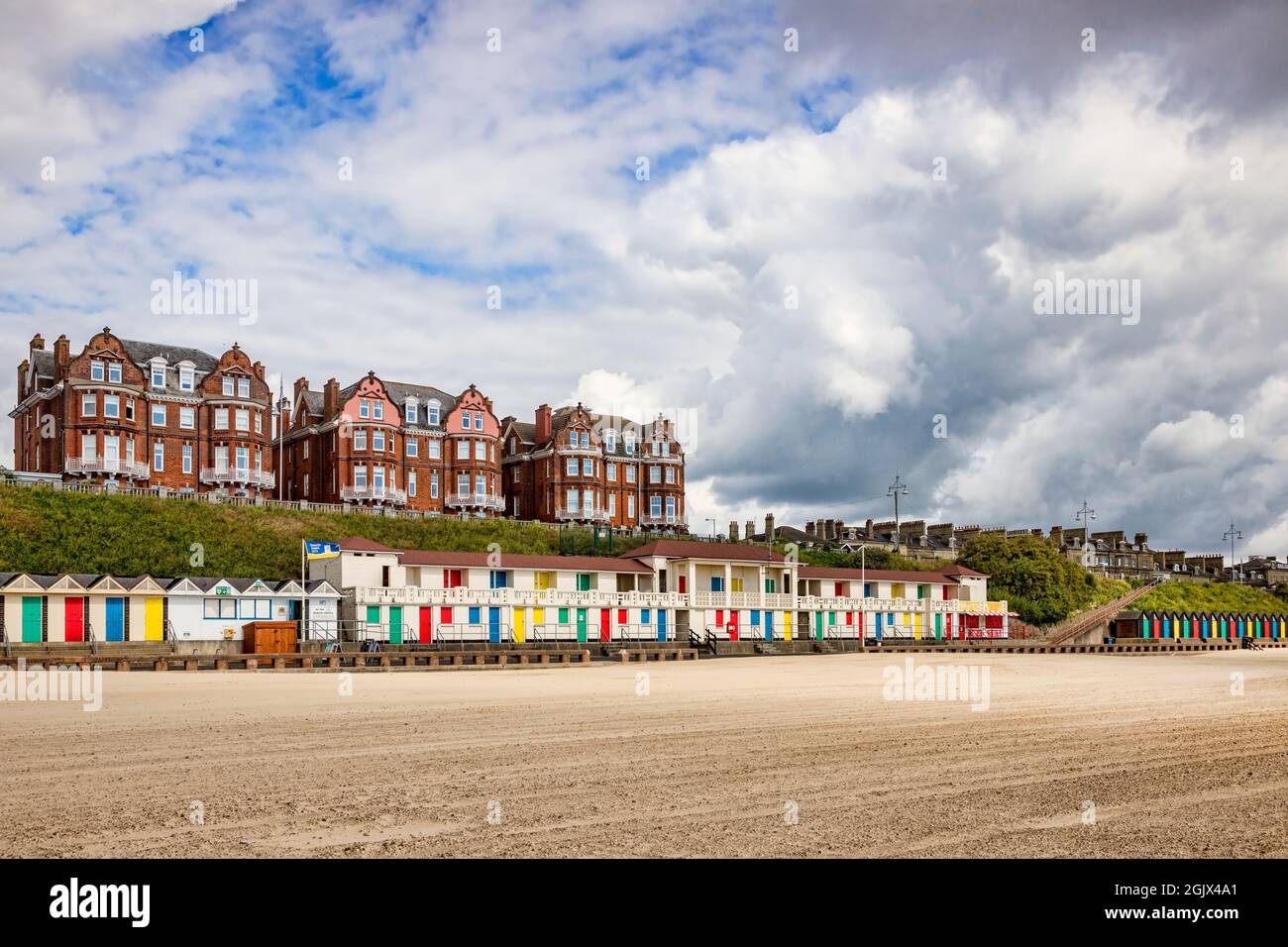 14 de junio de 2019: Lowestoft, Suffolk, Inglaterra - Cabañas de playa y bloques de apartamentos en South Beach, Lowestoft Foto de stock