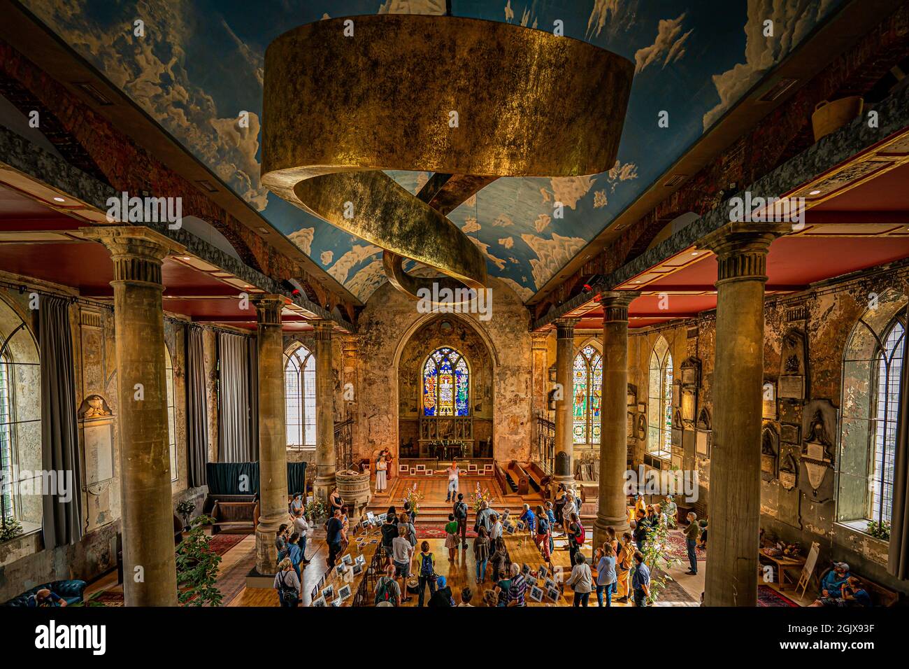La gente mira alrededor del interior del grado II catalogado San Miguel en el Monte sin iglesia en Bristol, durante el fin de semana 'Bristol Open Doors', donde los visitantes pueden unirse a visitas, por lo general no visto, interiores de edificios a través de la ciudad. Fecha de la foto: Domingo 12 de septiembre de 2021. Foto de stock