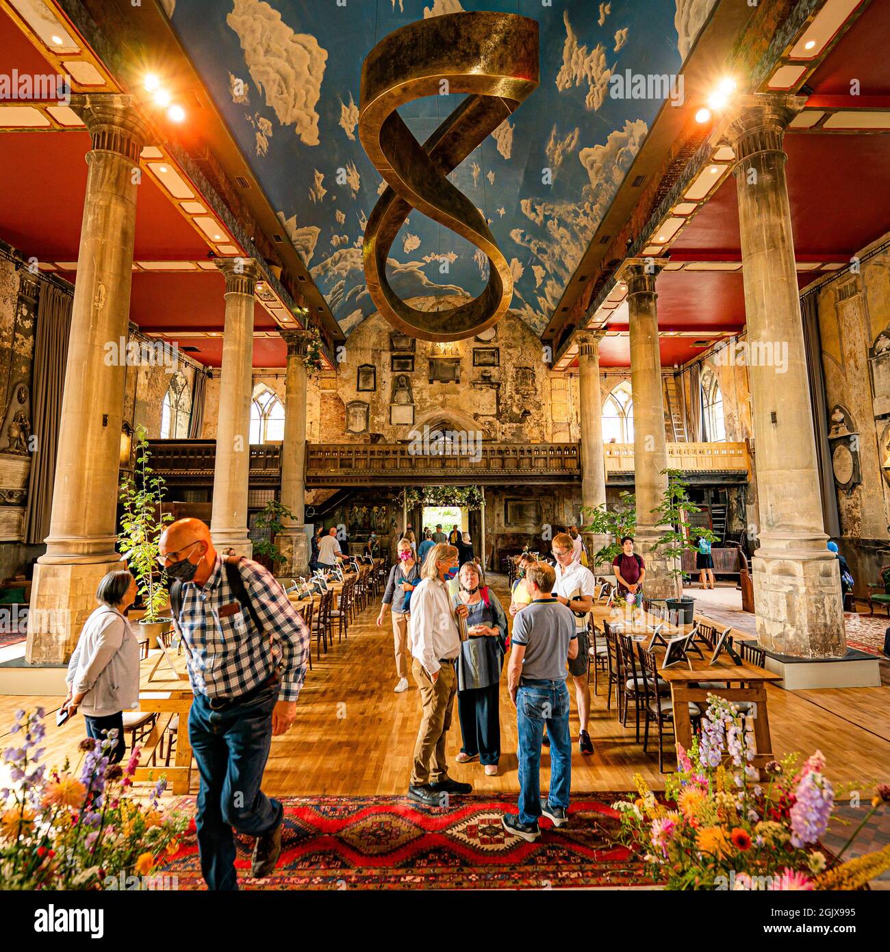 La gente mira alrededor del interior del grado II catalogado San Miguel en el Monte sin iglesia en Bristol, durante el fin de semana 'Bristol Open Doors', donde los visitantes pueden unirse a visitas, por lo general no visto, interiores de edificios a través de la ciudad. Fecha de la foto: Domingo 12 de septiembre de 2021. Foto de stock