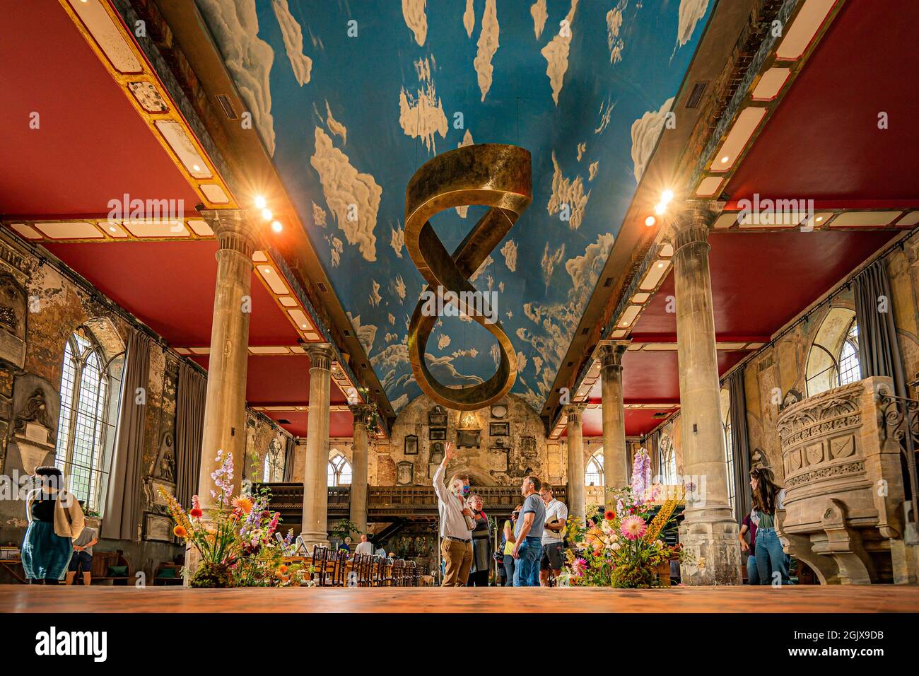 La gente mira alrededor del interior del grado II catalogado San Miguel en el Monte sin iglesia en Bristol, durante el fin de semana 'Bristol Open Doors', donde los visitantes pueden unirse a visitas, por lo general no visto, interiores de edificios a través de la ciudad. Fecha de la foto: Domingo 12 de septiembre de 2021. Foto de stock