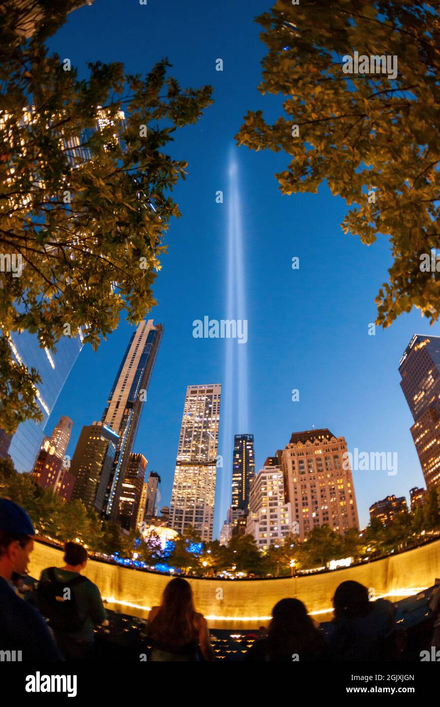 El Tributo en la Luz brilla sobre el Memorial de 9/11 en Nueva York el sábado 11 de septiembre de 2021 en el 20th aniversario de los ataques terroristas del 11 de septiembre de 2001. (© Richard B. Levine) Foto de stock