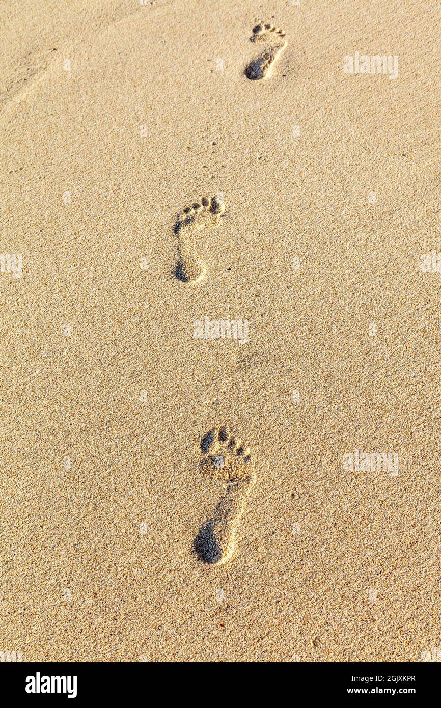 Pistas de pie sobre la arena cerca del agua, Diniwid Beach, isla de Boracay, Filipinas. Vacaciones tropicales. Imágenes verticales. Foto de stock