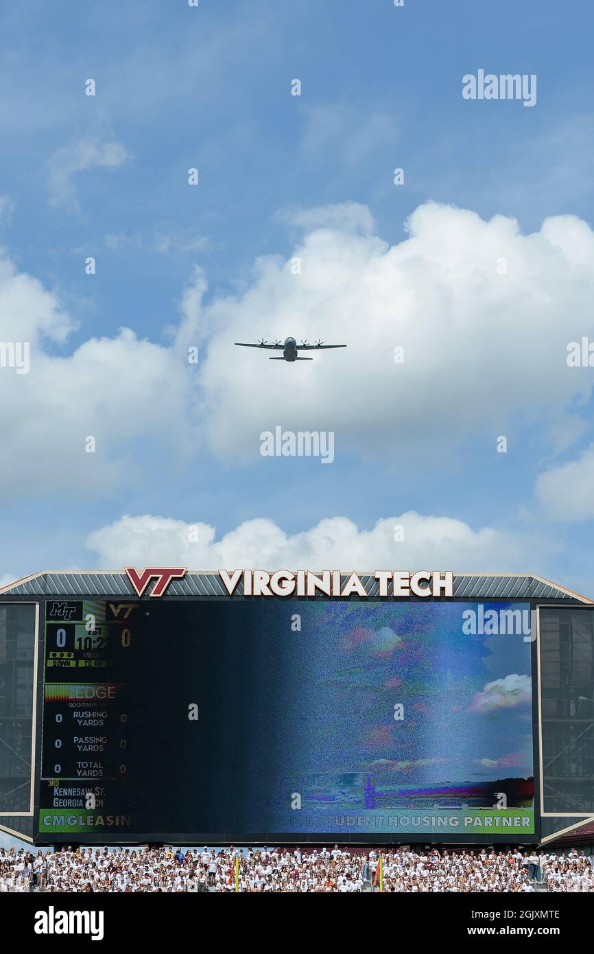 11 de septiembre de 2021: Un vuelo militar antes de un partido de fútbol de la NCAA entre los Blue Raiders del Medio Tennessee y los Virginia Tech Hokies en Lane Stadium en Blacksburg, Virginia. Brian Bishop/CSM Foto de stock