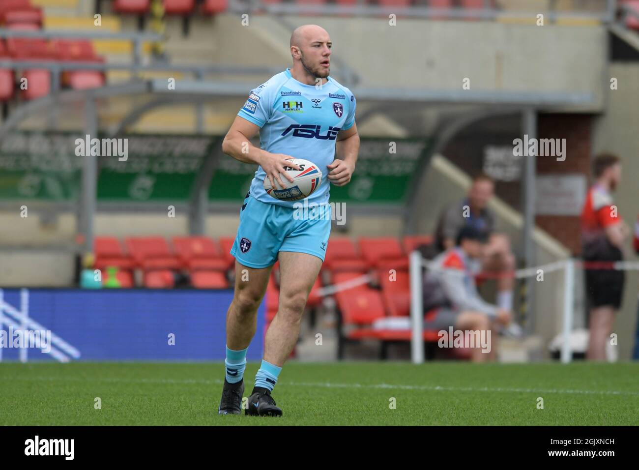 Leigh, Reino Unido. 12th de Sep de 2021. Lee Kershaw (27) de Wakefield Trinity con la pelota en Leigh, Reino Unido el 9/12/2021. (Foto de Simon Whitehead/News Images/Sipa USA) Crédito: SIPA USA/Alamy Live News Foto de stock