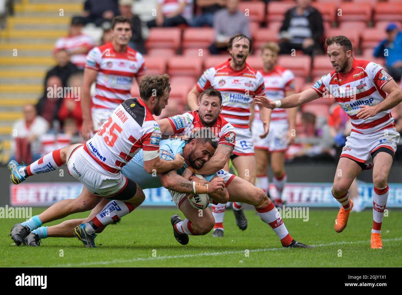 David Fifita (8) de Wakefield Trinity va más para un intento de hacerlo 10-16 en Leigh, Reino Unido el 9/12/2021. (Foto de Simon Whitehead/News Images/Sipa USA) Foto de stock