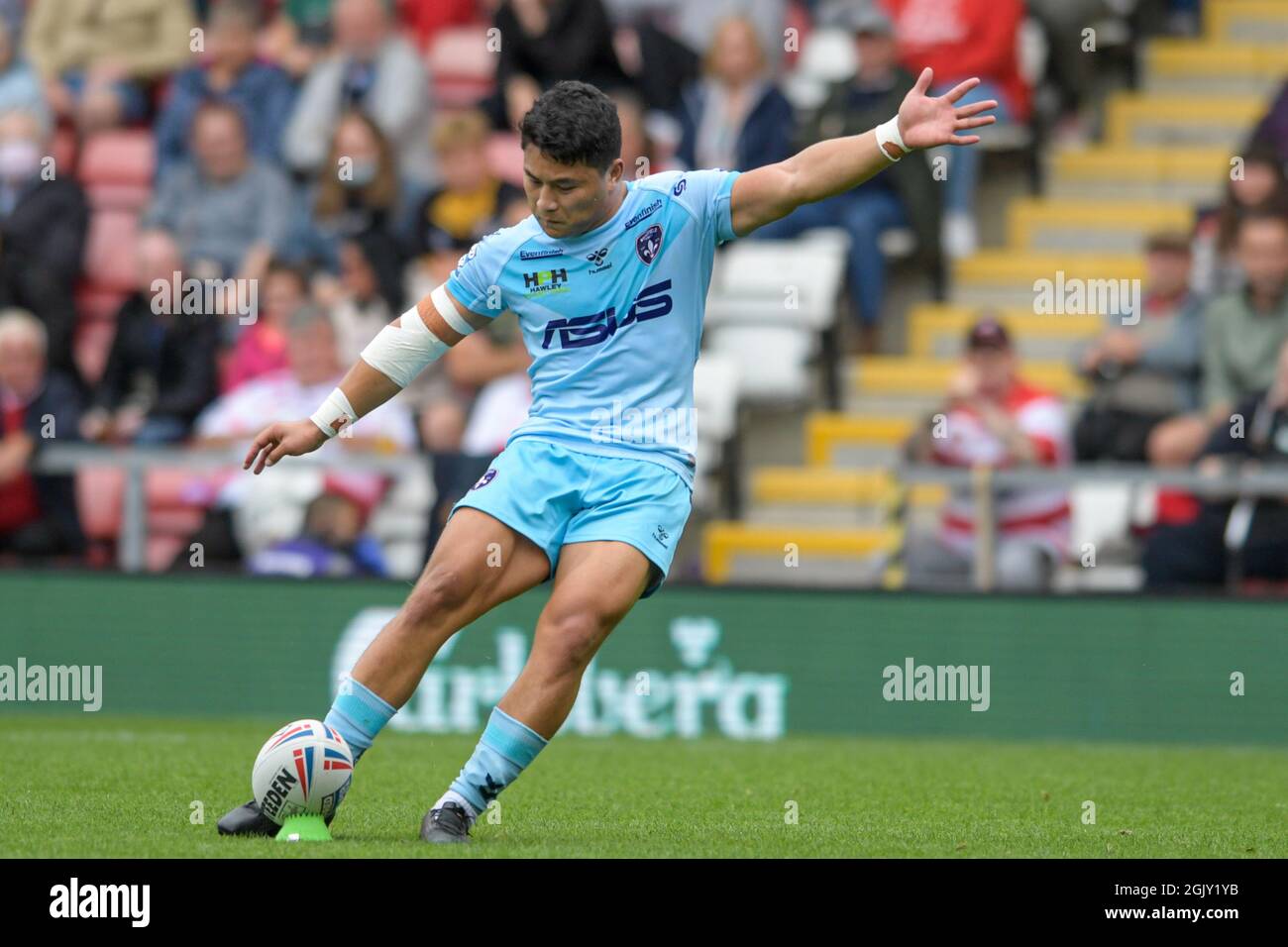 Mason Lino (7) de Wakefield Trinity logra una conversión para hacerlo 10-18 en Leigh, Reino Unido el 9/12/2021. (Foto de Simon Whitehead/News Images/Sipa USA) Foto de stock