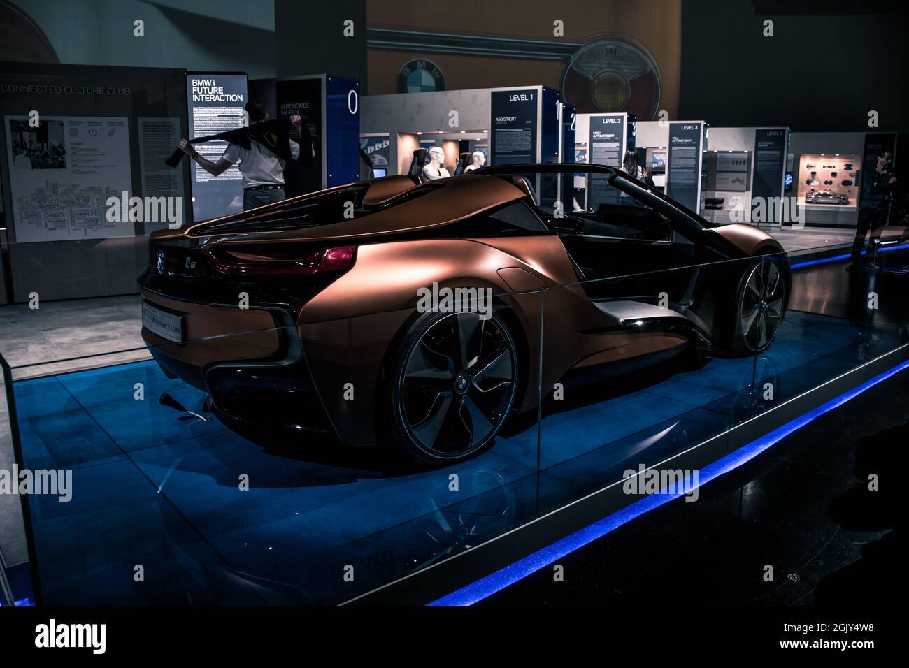 Los temas de tecnología innovadora de BMW i están en el foco: El BMW i3 completamente eléctrico como vehículo constantemente sostenible diseñado sin emisiones para el interior Foto de stock