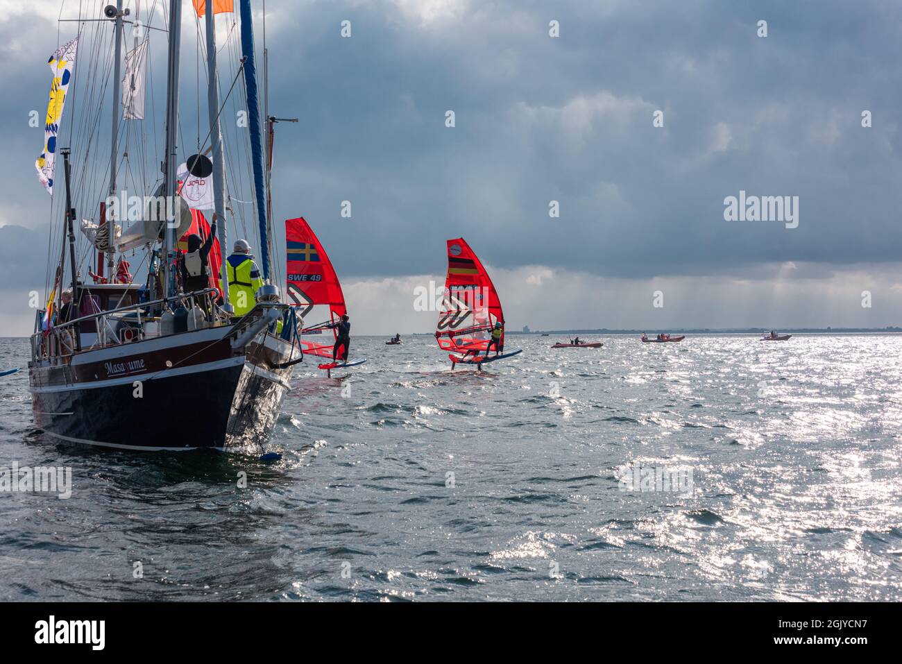Kieler Woche. Auf der Regattabahn vor Schilksee tragen die IQ-Foiler ihre Wettfahrten aus. Bei ...