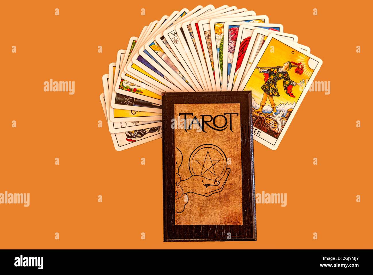 Adivinación con tarjetas de tarot y dar información sobre el futuro  Fotografía de stock - Alamy